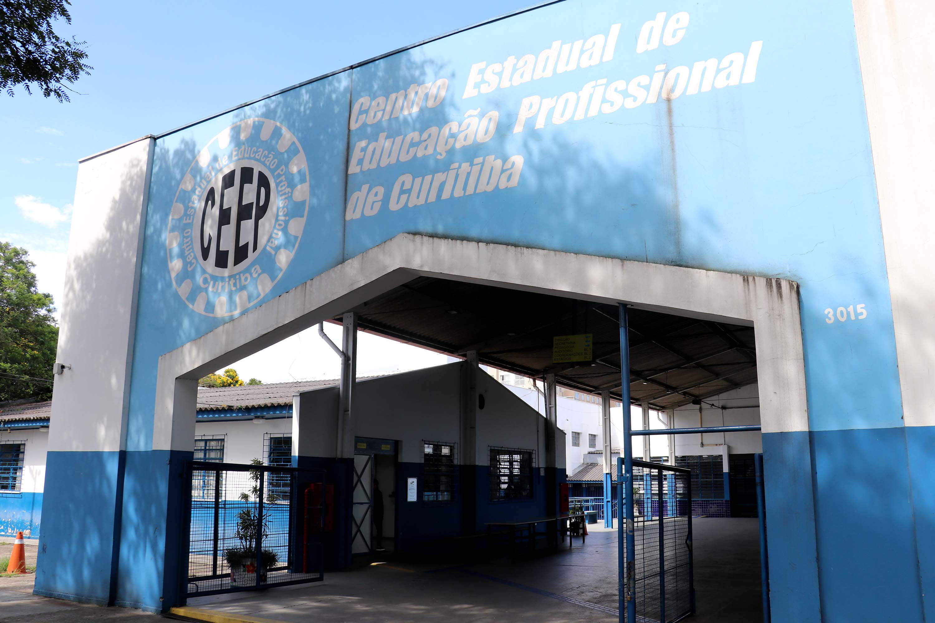 Policial militar agride adolescente em colégio estadual de Curitiba