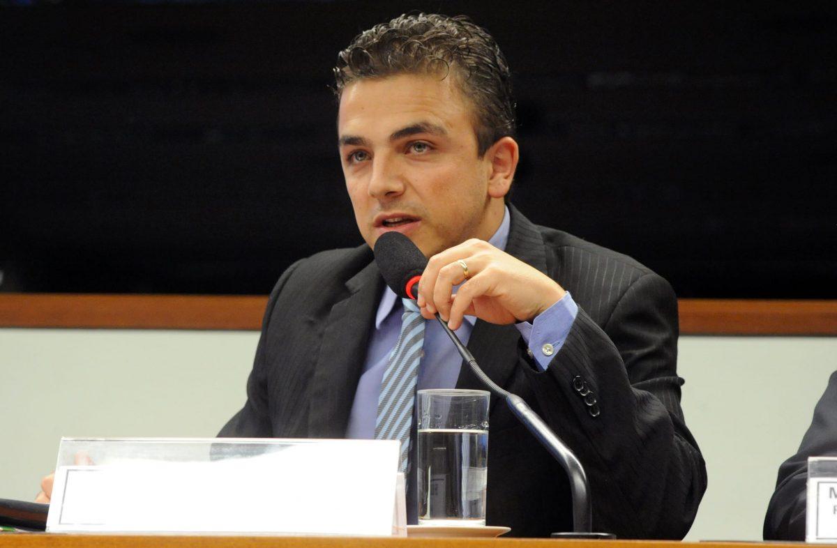 Deputados e prefeitos do Paraná anunciam escolas "fake", sem orçamento garantido