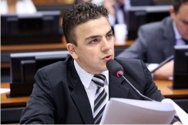 Bolsonaro usa voto impresso para se fazer de vítima do sistema e desviar o foco, diz Aliel