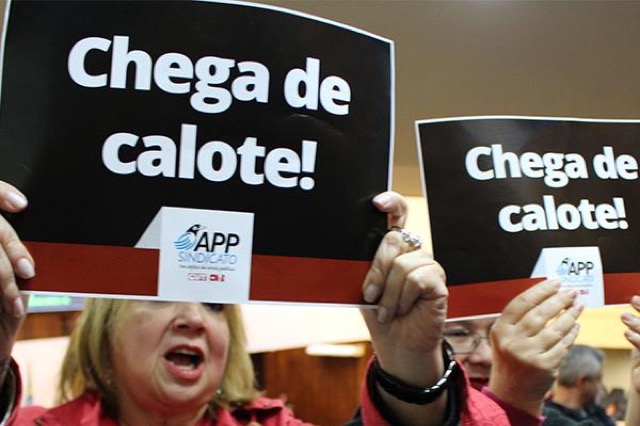 Ratinho suspende reajuste de servidores estaduais