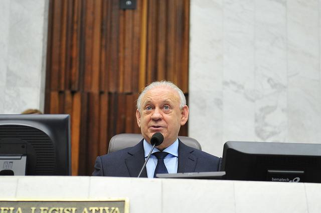 Ratinho convoca deputados para mudar às pressas lei que militariza colégios
