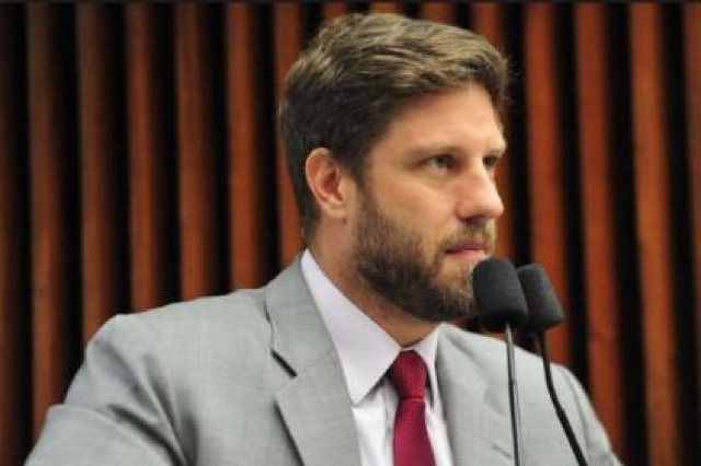Deputado questiona governo se Barros participou da negociação da Sputnik V no PR