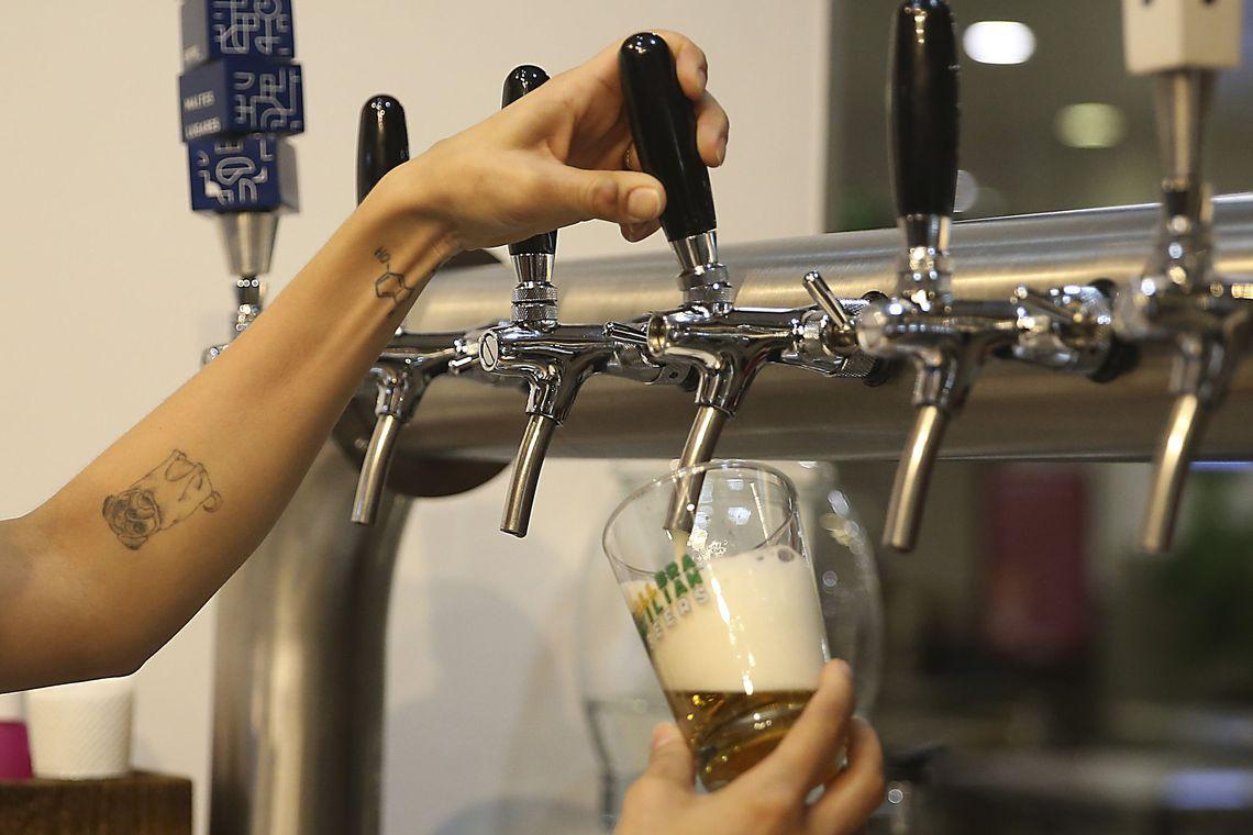 Multa de R$ 5 mil por beber na rua: donos de bares na Trajano reclamam de decreto da prefeitura