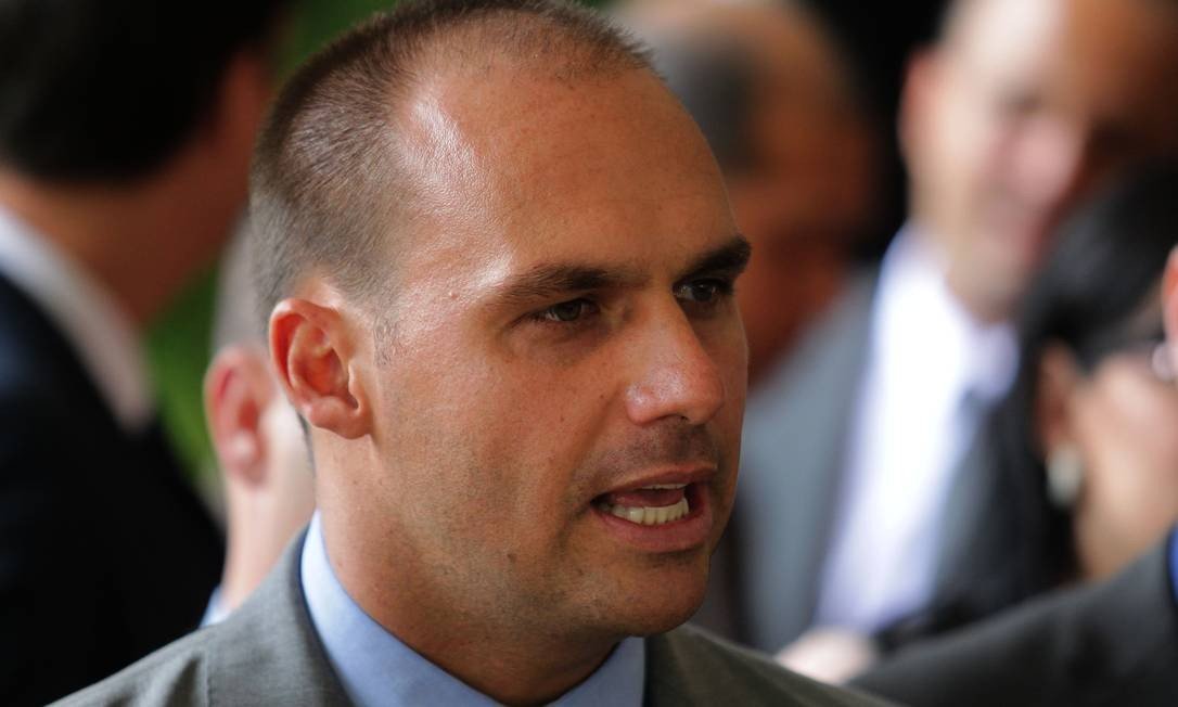 Professores da UFPR pedem a Eduardo Bolsonaro R$ 62 mi por comparar professores a traficantes