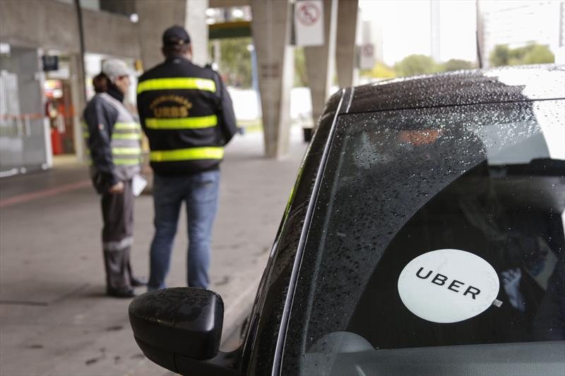 É duro fazer Uber com a gasolina no preço que está. Tem motorista atrás de CLT, virando diarista...