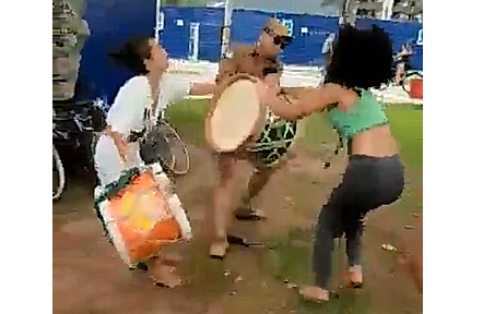 PM encerra ensaio de mulheres na praia e detém três instrumentistas