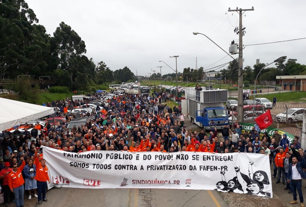 Petroleiros distribuem gás de cozinha em protesto