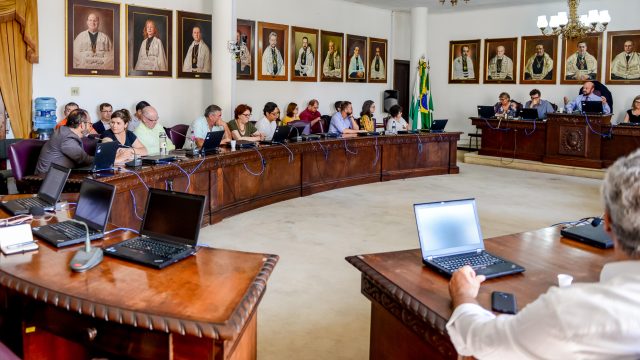 UFPR, PUC, Positivo e UTFPR decidem no domingo se paralisam aulas