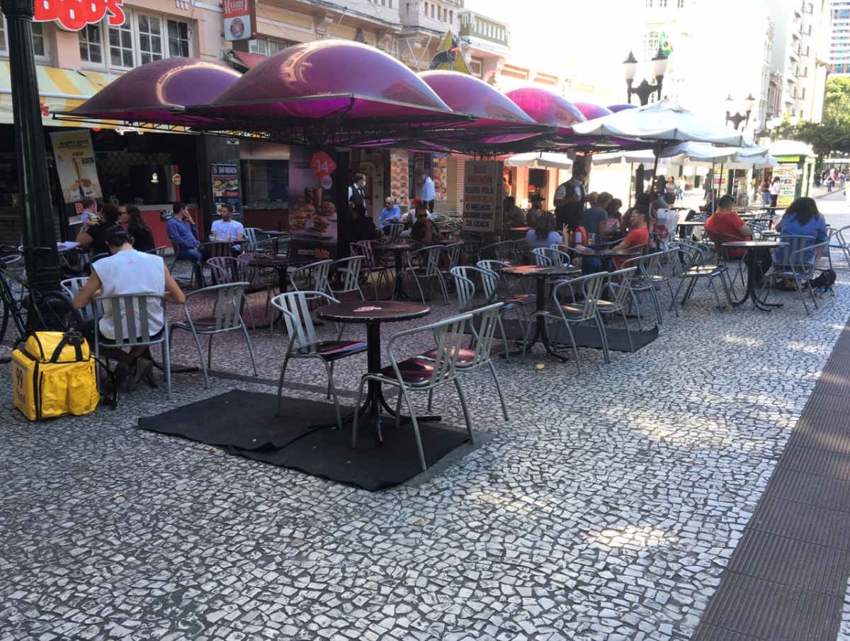 Cafés e bares de Curitiba querem ampliar o espaço externo