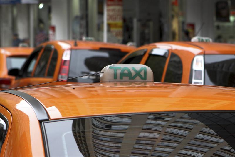 Afetados pela queda nas corridas, taxistas pedem isenção de taxas pagas ao município