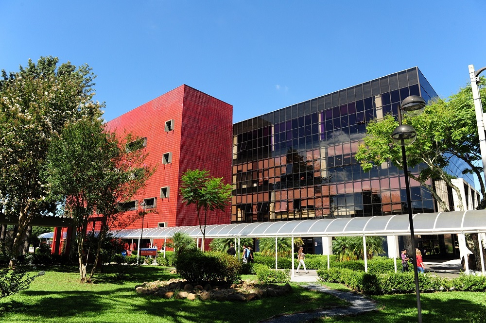 PUCPR terá aulas presenciais mas se isenta por contágio de Covid-19