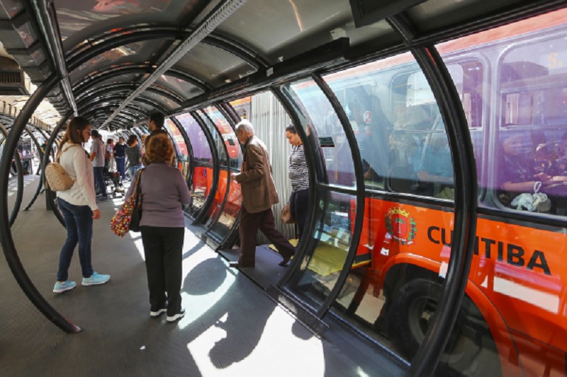 Número de idosos quase dobra nos ônibus de Curitiba