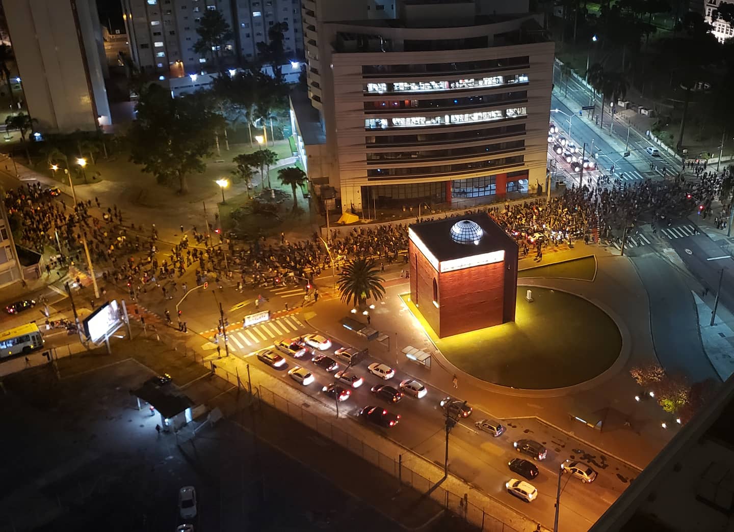 Protesto termina com quebradeira e tiros de borracha em Curitiba
