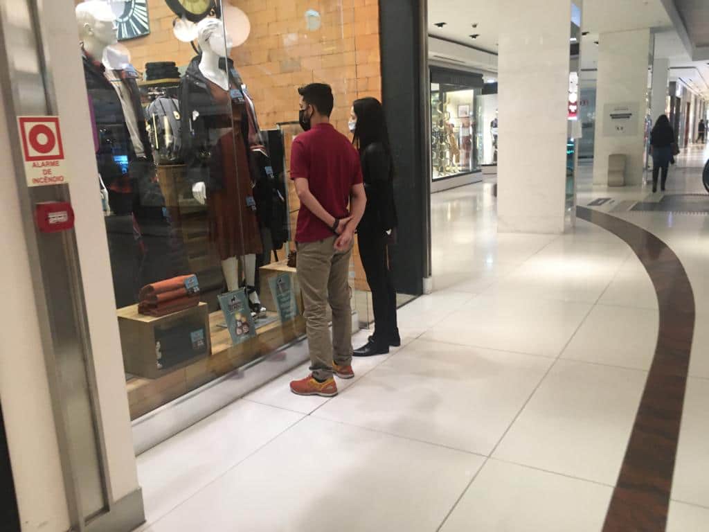 Shoppings e igrejas podem voltar a fechar no Paraná