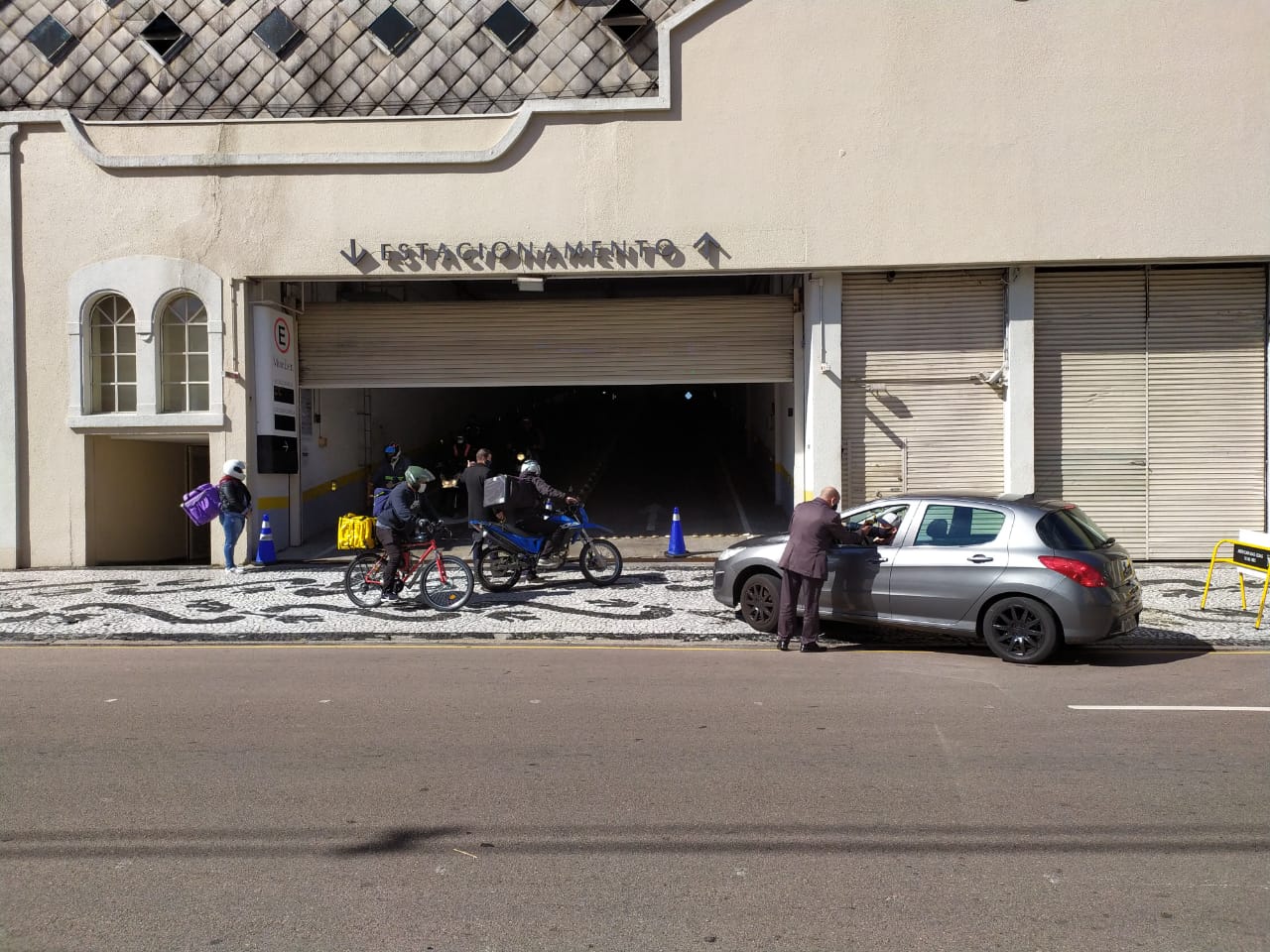 Shoppings usam drive thru para burlar decreto de combate à Covid
