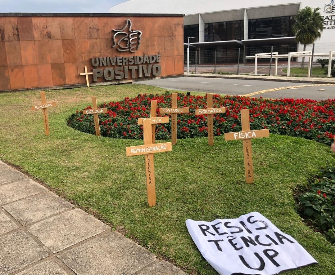 Uma cruz para cada curso morto: veja como foi o protesto na UP