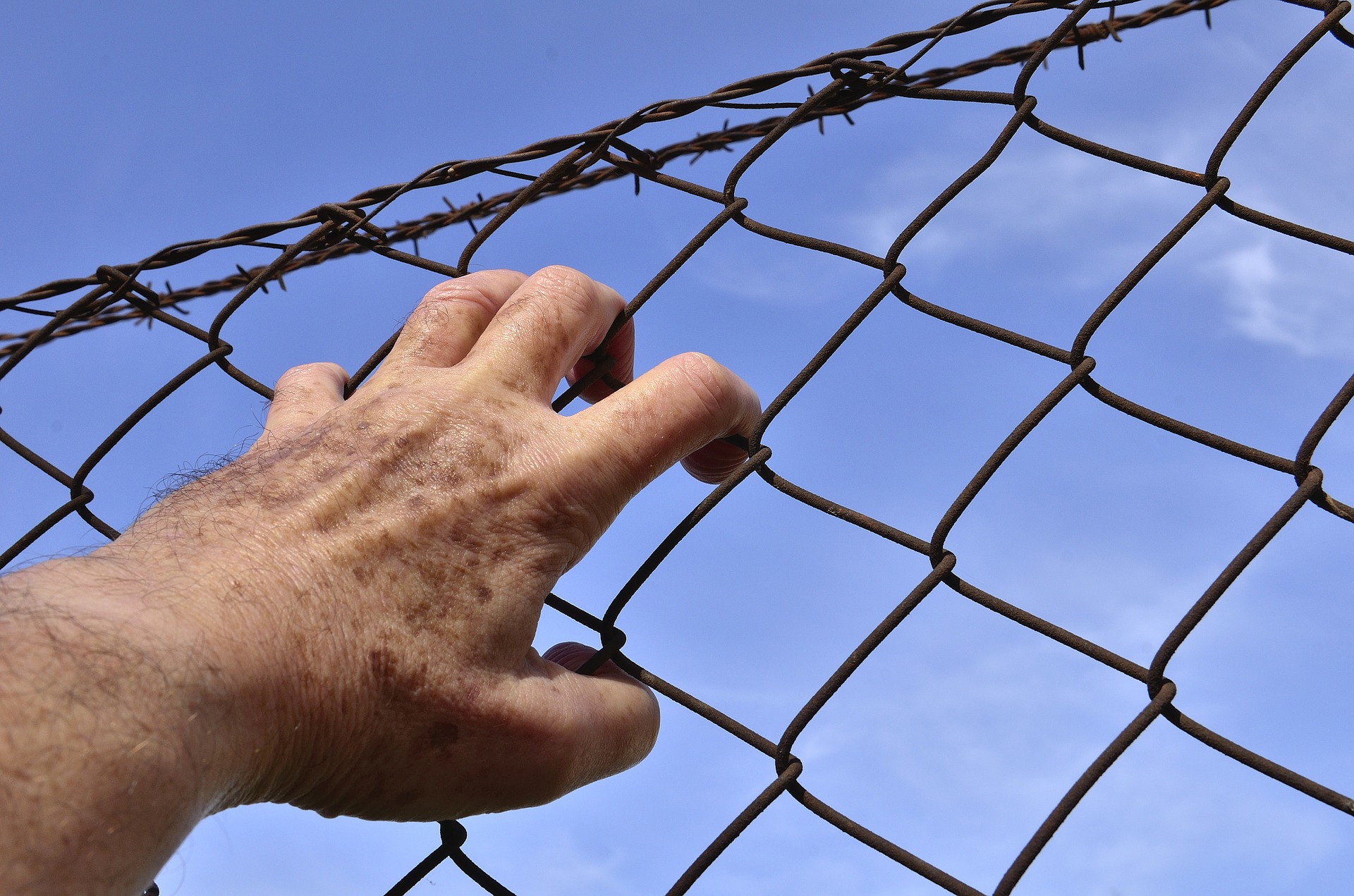 Eles já cumpriram pena. Mas estão na cadeia por não ter para onde ir
