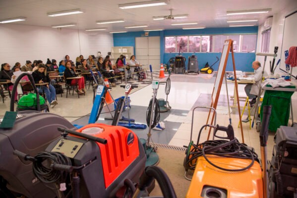 Profissionais da limpeza podem fazer cursos gratuitos