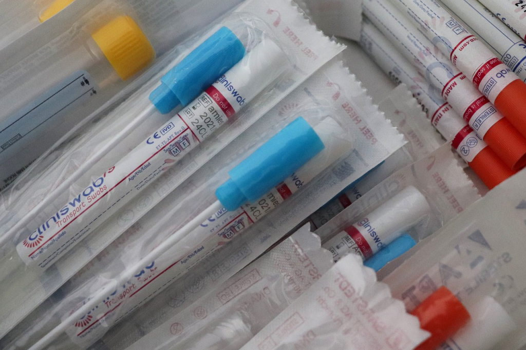 Exame RT-PCR no SUS: se for positivo, equipes ligam para o paciente