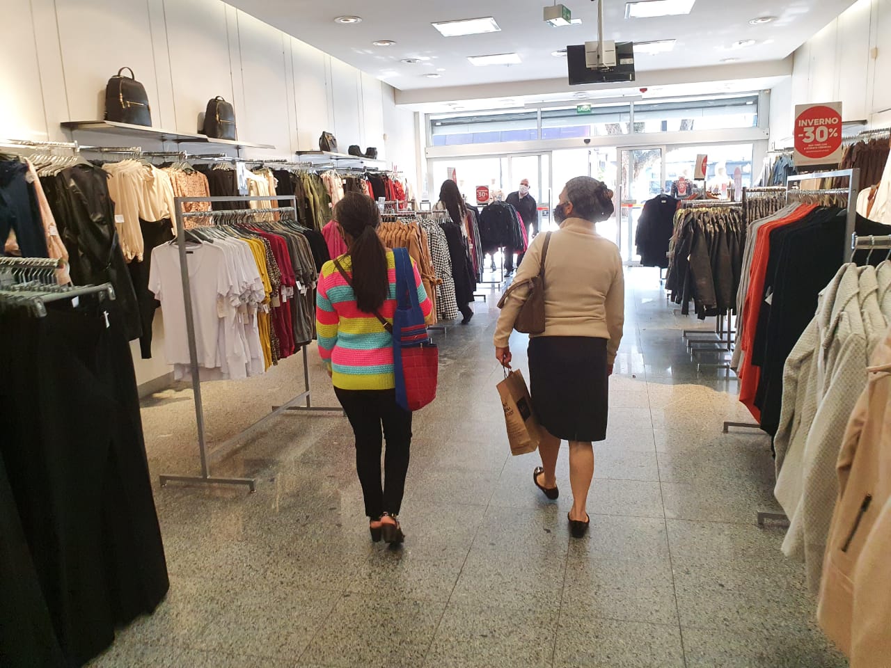 Sem leitos, Grande Curitiba reabre atividades não essenciais