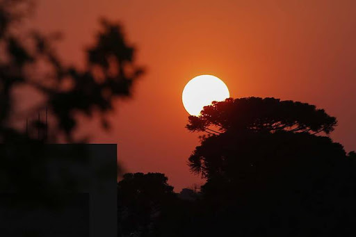 Calor em Curitiba tem data para acabar. Confira a previsão do tempo para a semana