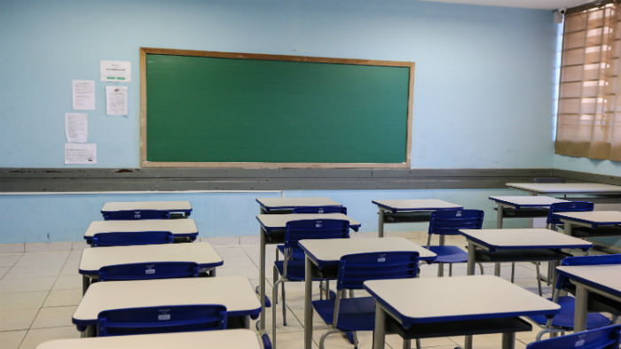 Como garantir uma educação de qualidade em uma escola sem quadra, sem laboratórios e com salas inadequadas?