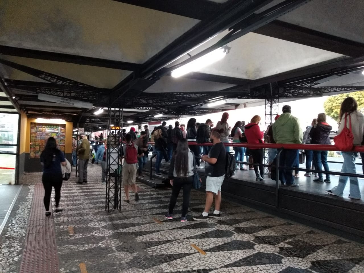 Mortes de faxineiras, vigilantes e motoristas aumentam mais de 200% em Curitiba