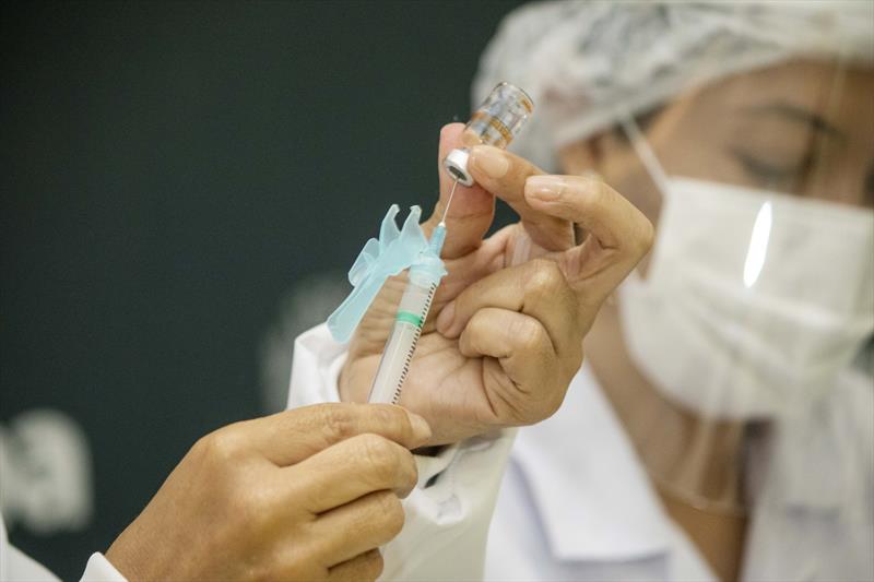 Profissionais de saúde ainda não foram vacinados em Curitiba