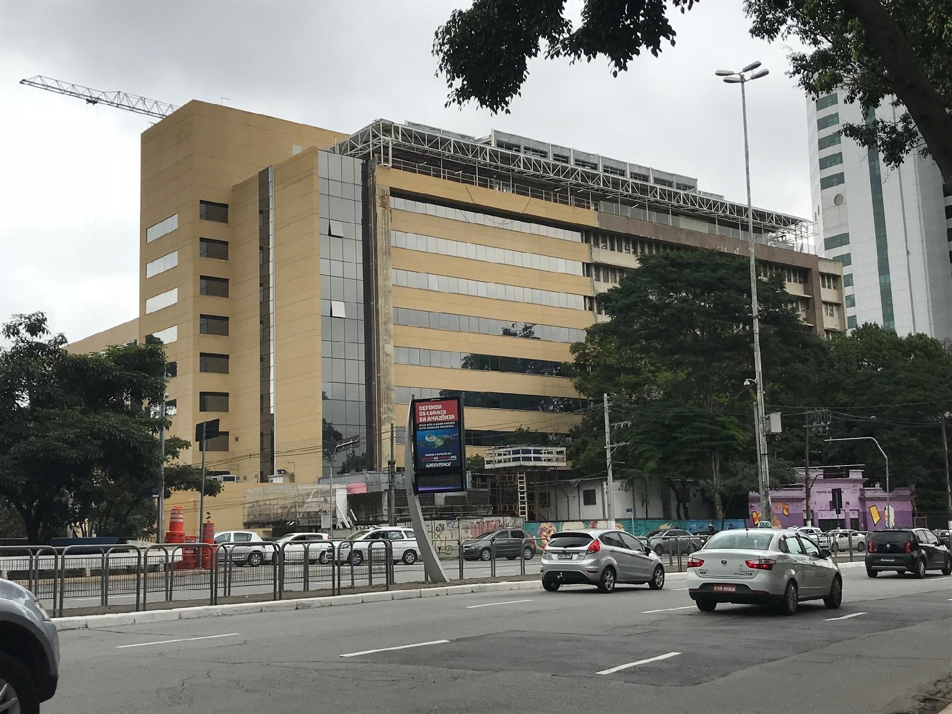 Se encostar no médico pega Aids? (Nos anos 80 muita gente achava que sim)