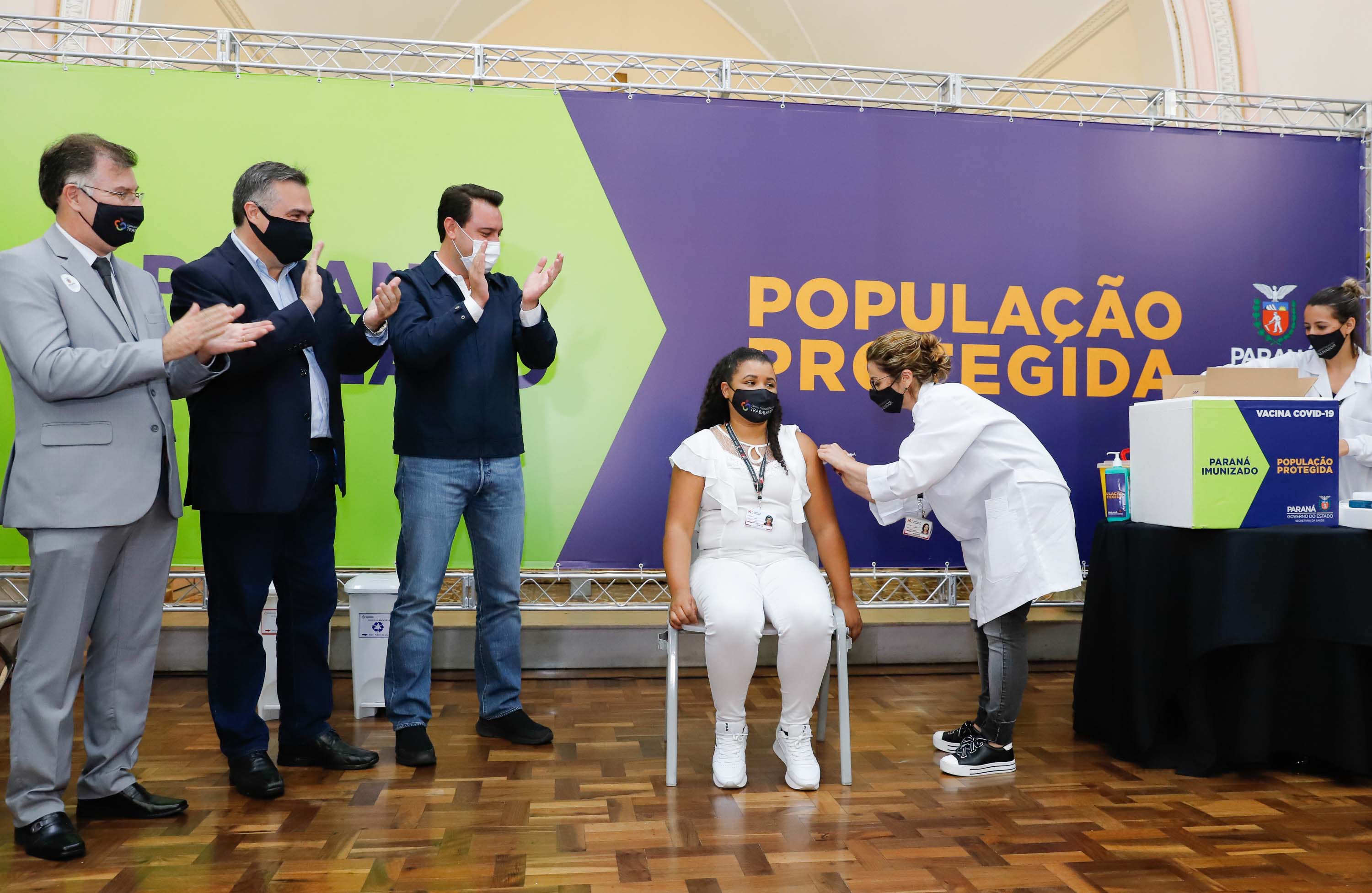 Ratinho e Greca desprezam lei para aparecer na foto da vacina