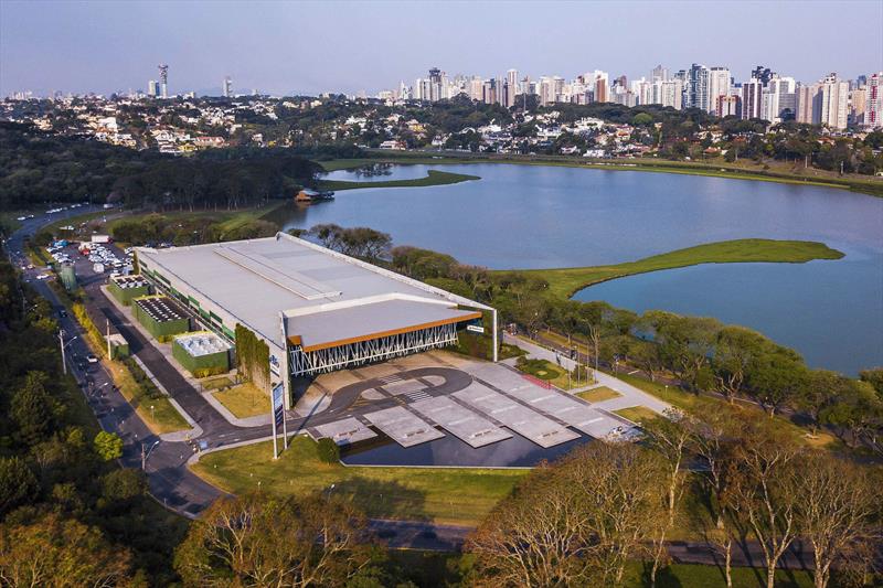 Curitiba deve descentralizar vacinas, diz MP