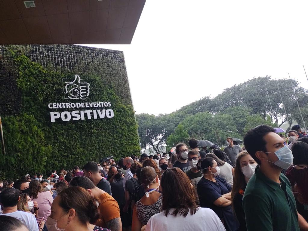 “Pavilhão da cura” tem aglomeração e fecha mais cedo