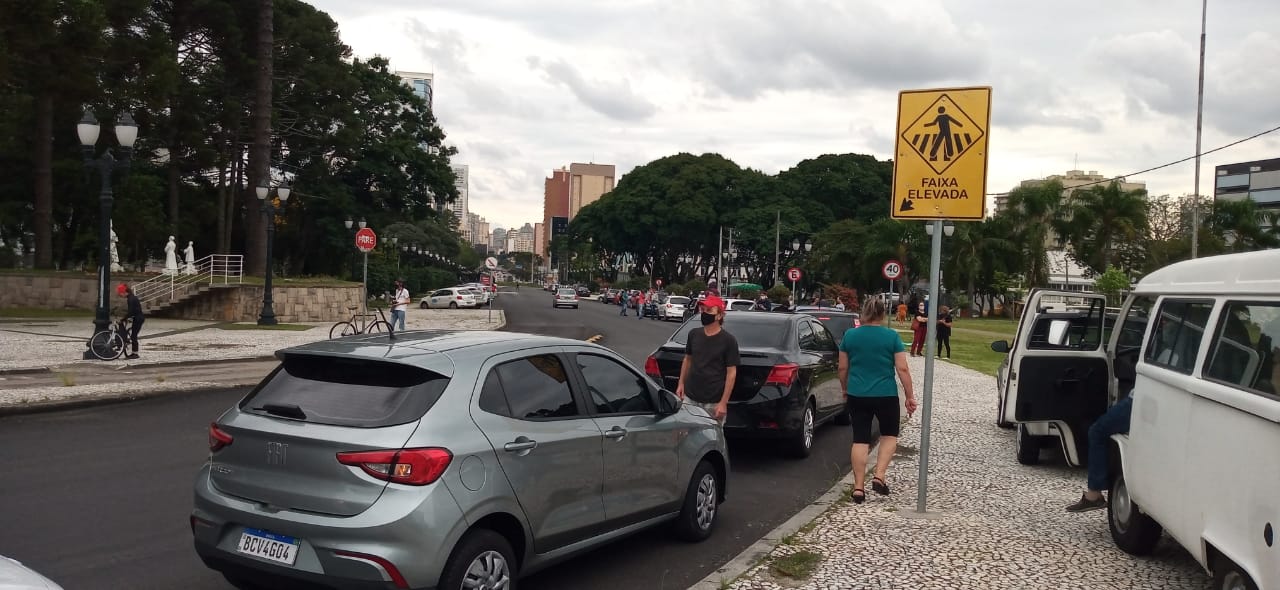 Carreata pelo impeachment agita Centro de Curitiba