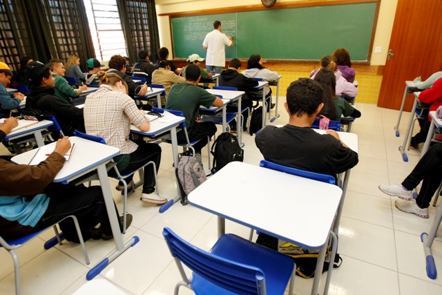 Mudanças no Ensino Médio são questionadas por professores e Ministério Público