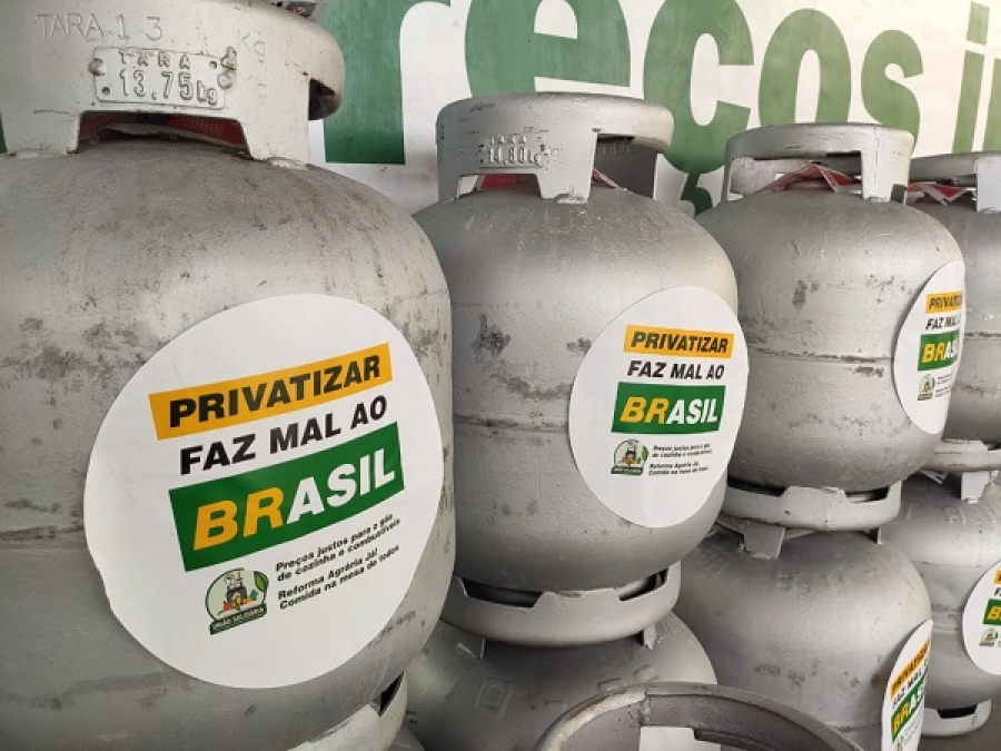 Petroleiros distribuem gás de cozinha a R$ 40