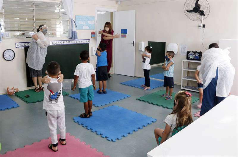 Curitiba também suspende aulas presenciais