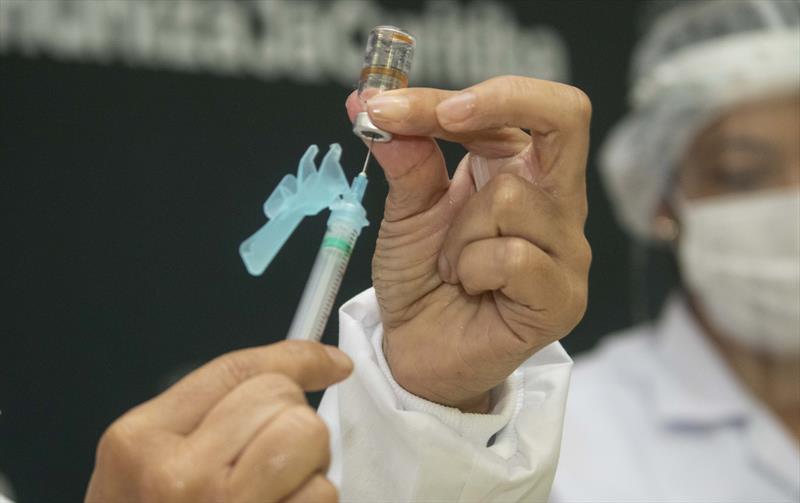 Por falta de doses, Curitiba suspende vacinação mais uma vez