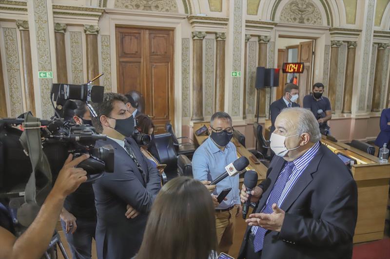 Greca diz ter R$ 500 milhões para vacinas, mas não acha quem venda