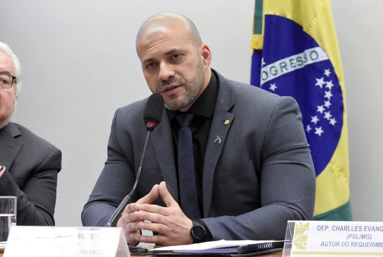 O direito de opinião é um  termômetro das ideias absurdas