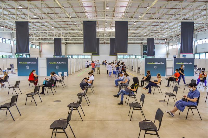 Brecha em vacinação de autônomos da Saúde chega ao Ministério Público