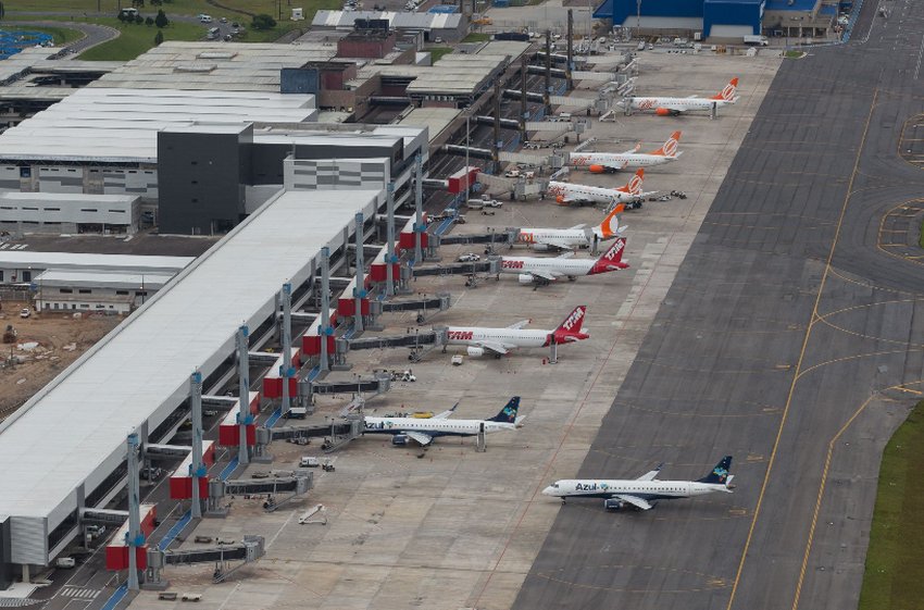 Avião prestes a decolar volta para expulsar passageiro sem máscara em Curitiba