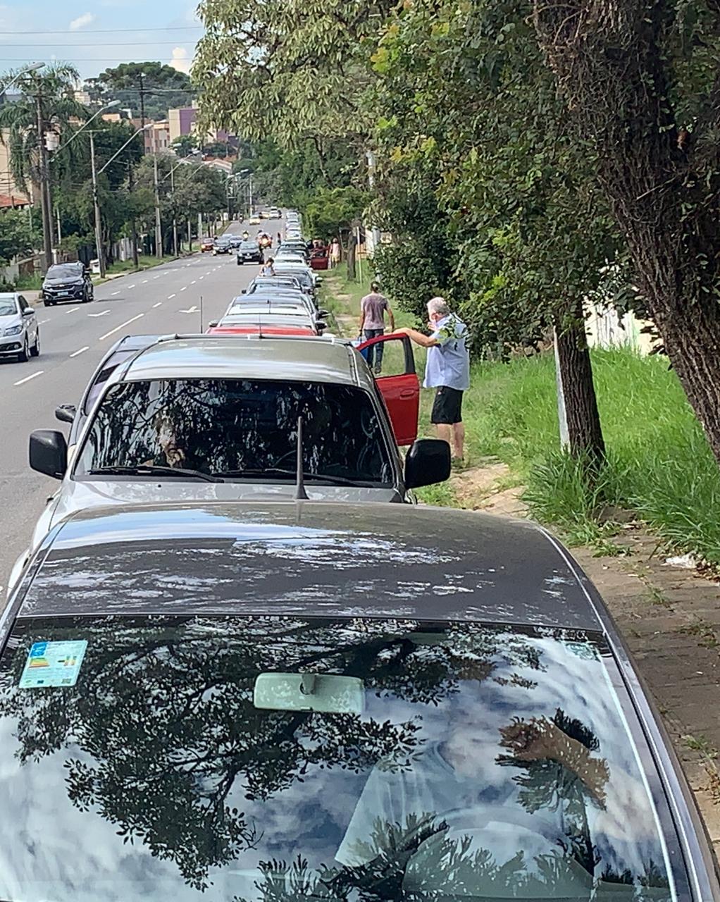 Fila de carros para vacina chega a 13 km em Curitiba