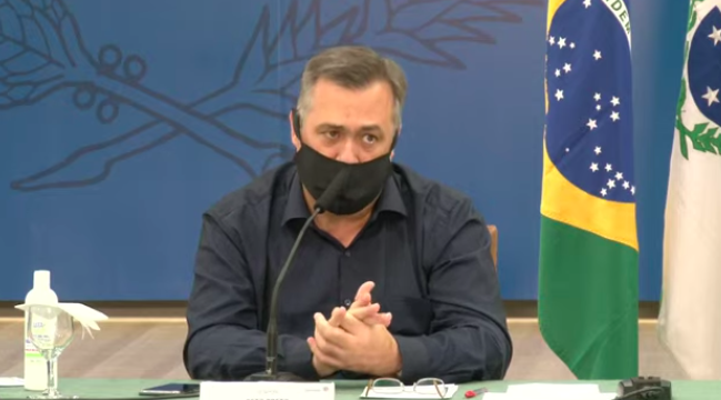 Com leitos lotados, PR reabrirá comércio, escolas e bares