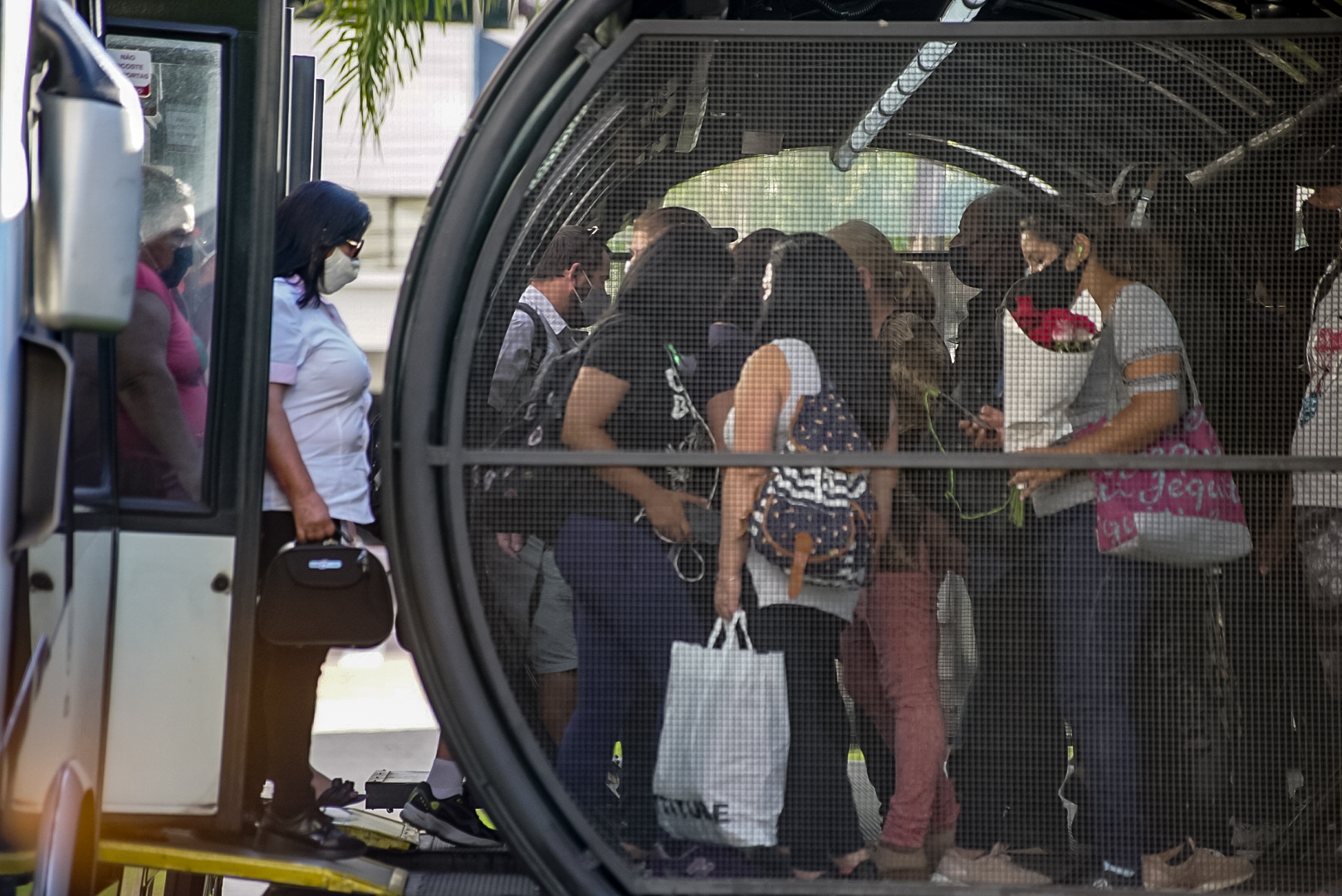 Ônibus mantêm 70% de ocupação máxima