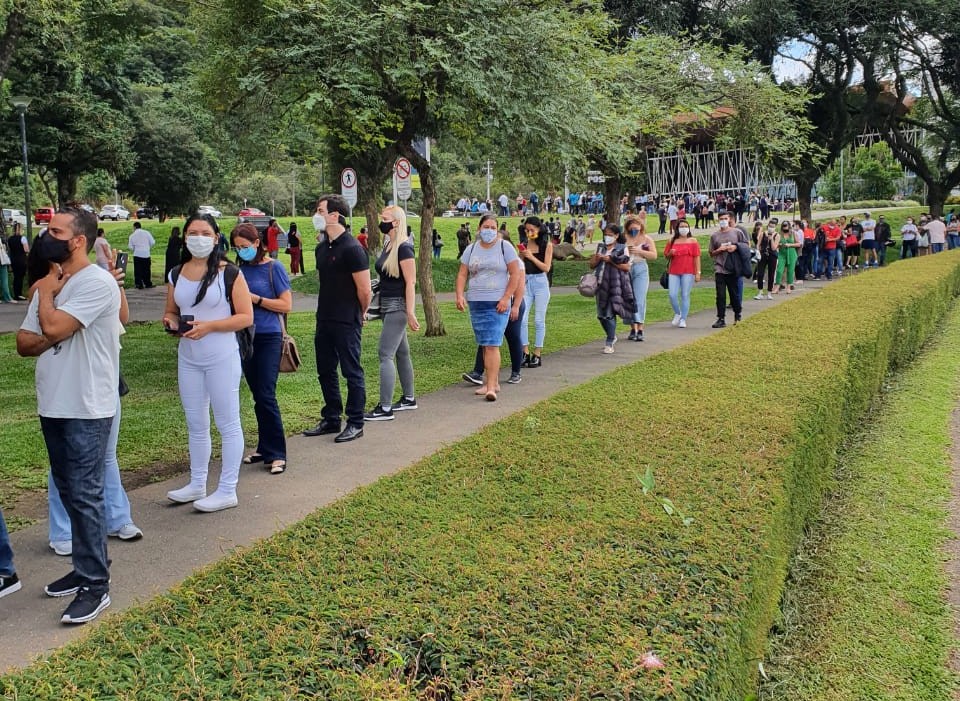 Vacina tem filas de até quatro horas em Curitiba