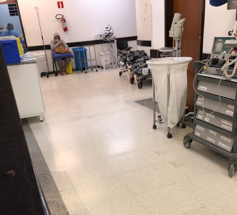 Pacientes sem Covid são internados ao lado de positivados
