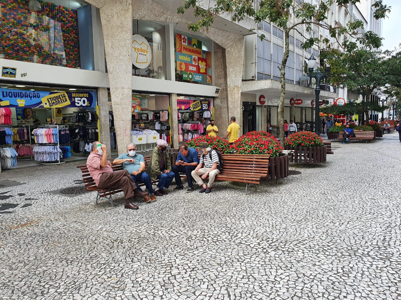 Após fim de restrições, velocidade de transmissão da Covid aumenta em Curitiba