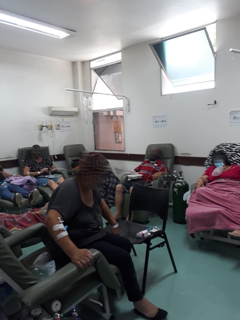 Cadeiras improvisadas sustentam pacientes e equipamentos nas UPAs