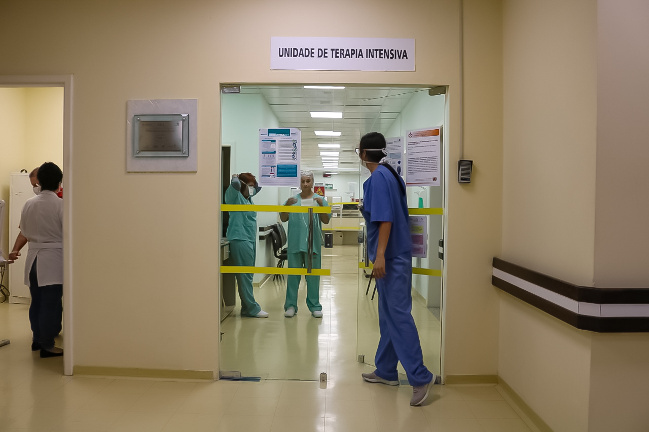 Prestes a reabrir escolas e comércio, PR tem déficit de 1,3 mil leitos