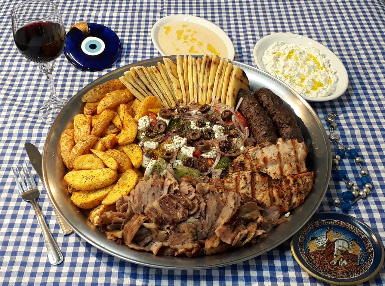 De gyros pita a mussaká: conheça dois restaurantes de comida grega em Curitiba